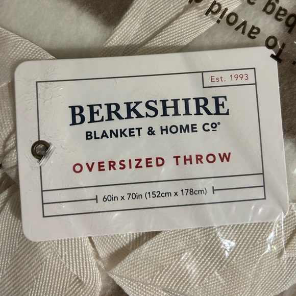 NWT Berkshire oversized throw blanket.  Softy and cozy. - Picture 2 of 3